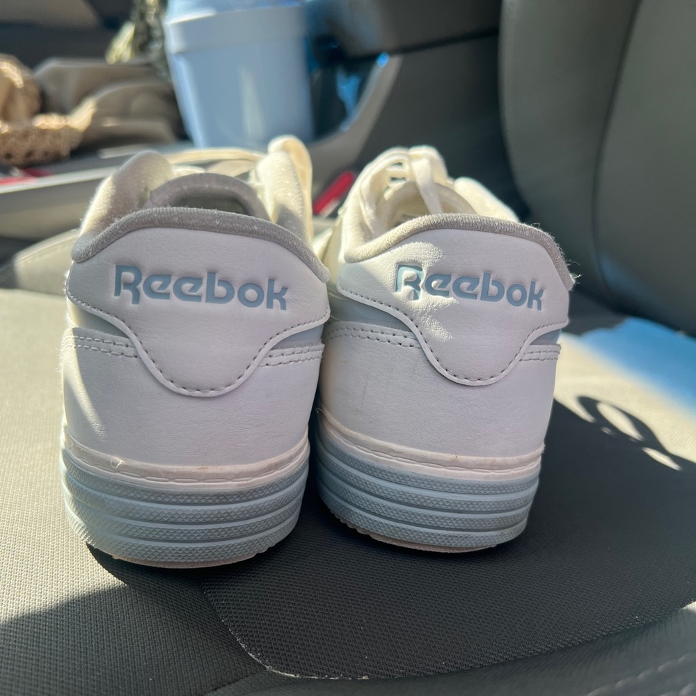 Classic Reebok - Picture 2 of 3
